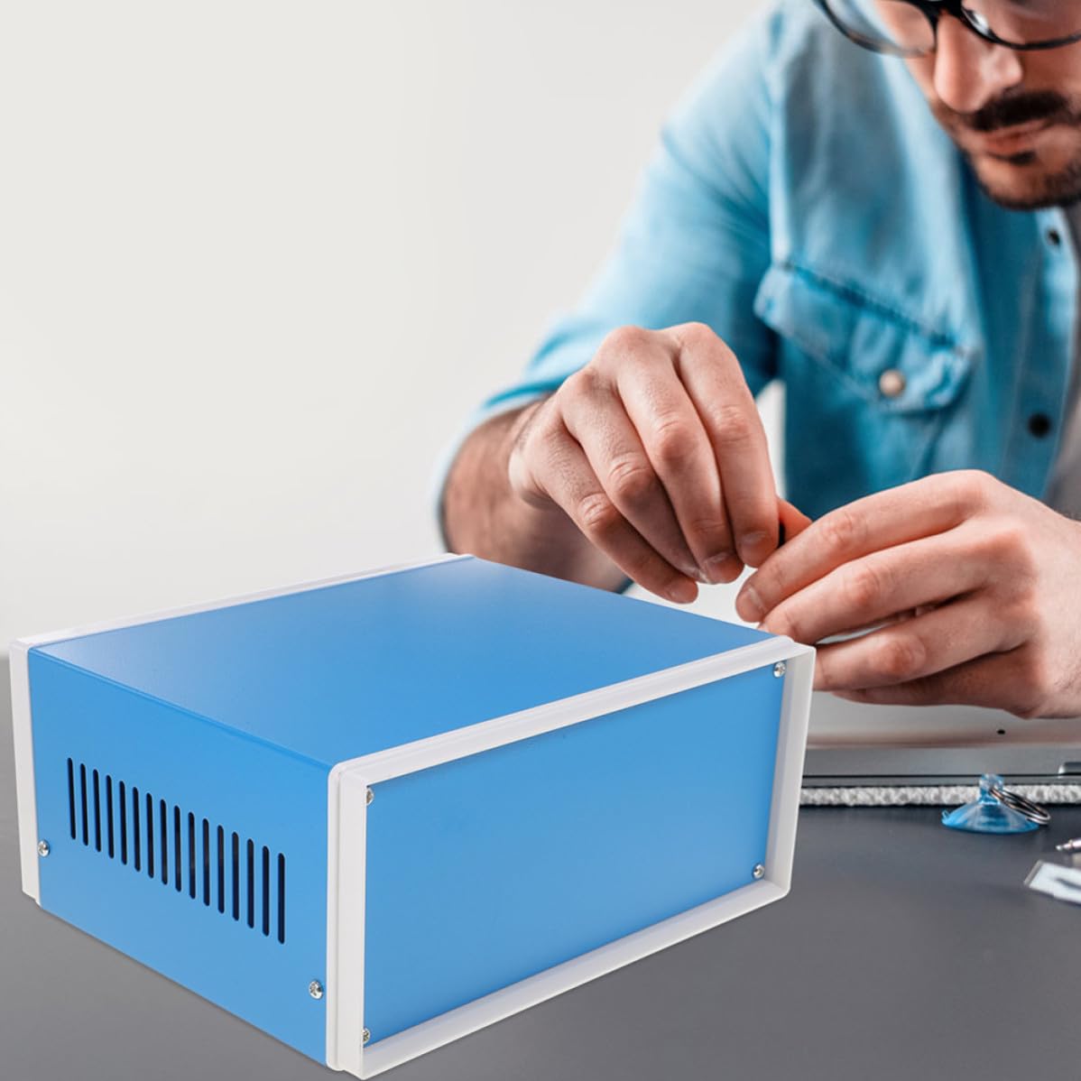Caja de proyecto metálica 120x320x268 mm con tornillos y protección para uso en estaciones de metro y cajas de registro eléctrico