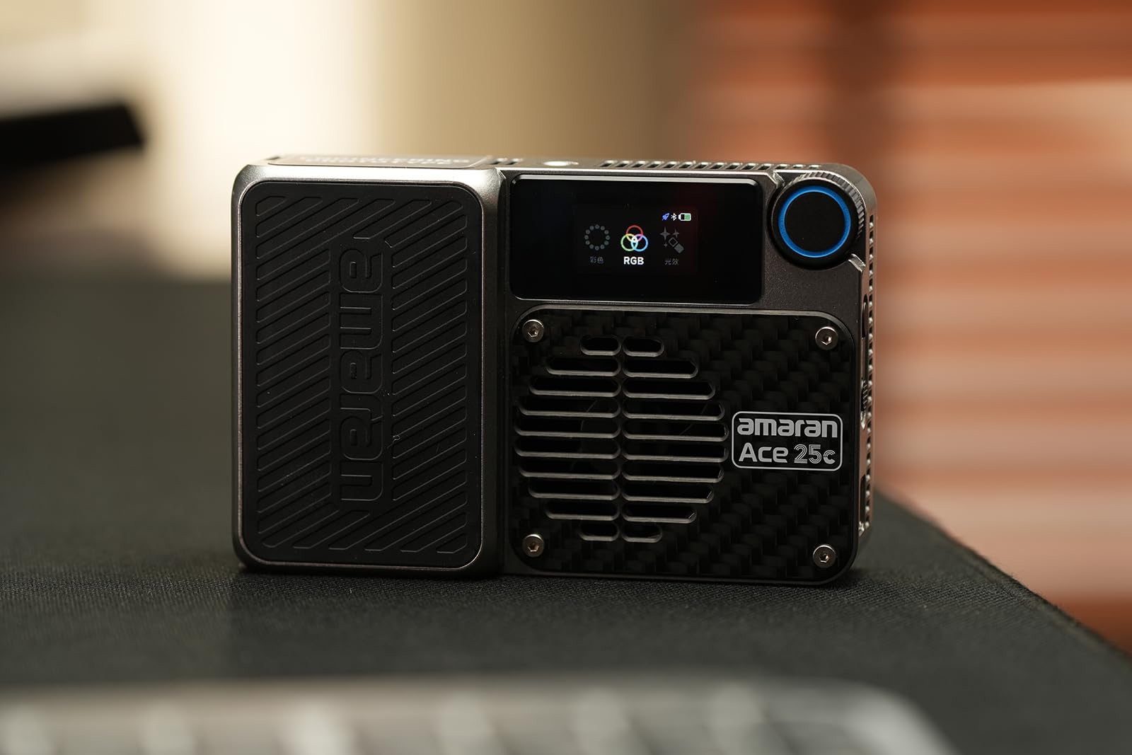 Amaran Ace 25c Luce LED RGBWW a Colori Completi, 32W Luce Video On-Camera, 2300K-10000K, 5908 Lux @ 0,5m, Ricarica Rapida USB-C, Montaggio Magnetico, Controllo Wireless tramite App amaran - Sliver