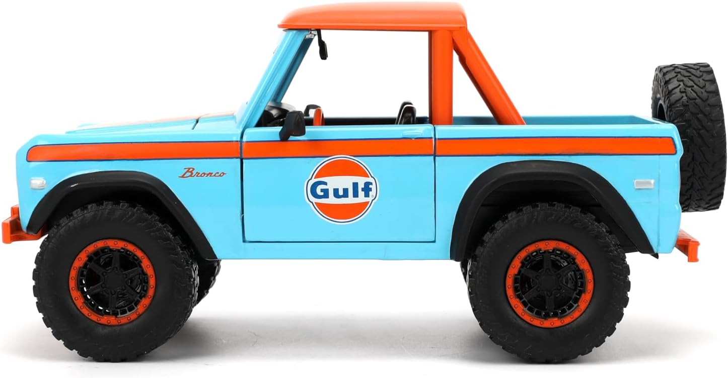 Jada Toys Just Trucks 1:24 1973 Ford Bronco Die-cast Car & Gas Pump – Opening Doors, Hood, Trunk, Rubber Tires(Gulf/Teal)