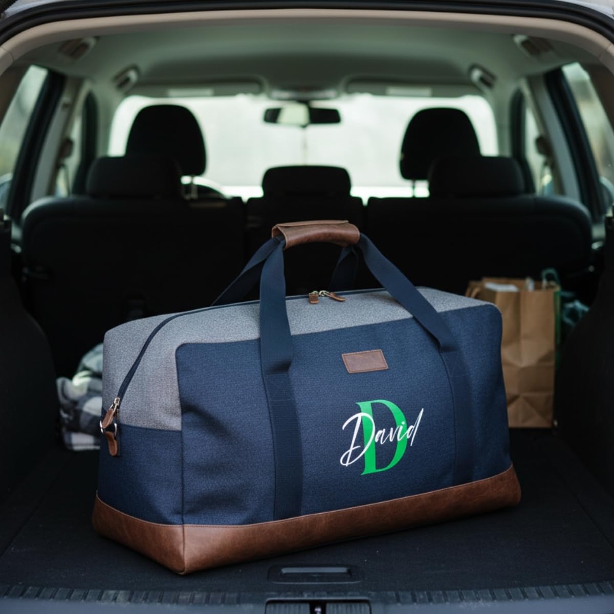 DEREGALOOS Bolsa de Viaje Personalizada con Nombre. Bolsa de Deporte de 47,5L en Algodón con Detalles Marrones. Ideal para Escapadas, Gimnasio (Azul - Inicial y Nombre) - 3