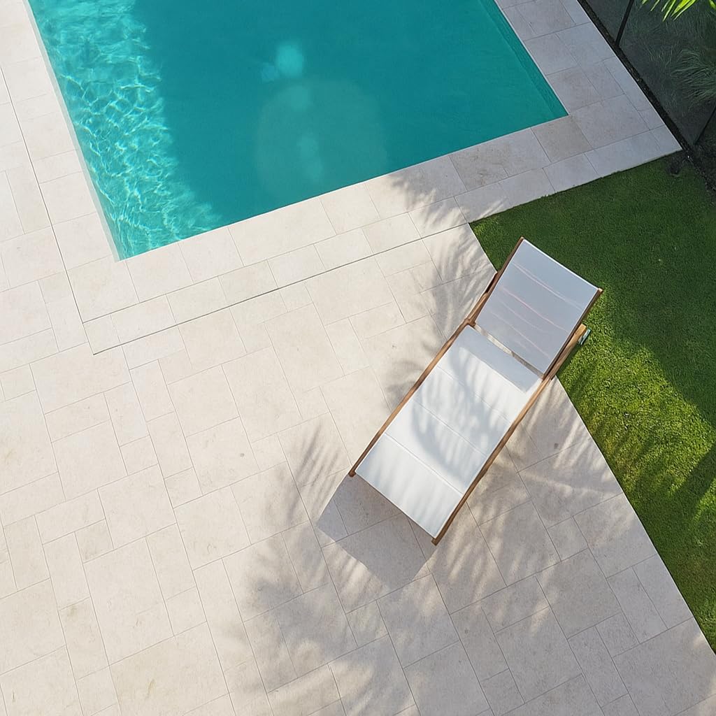 Decor Space Lettino prendisole Bianco Cleo in alluminio effetto legno con ruote da giardino per esterno (Confezione da 2 pezzi)
