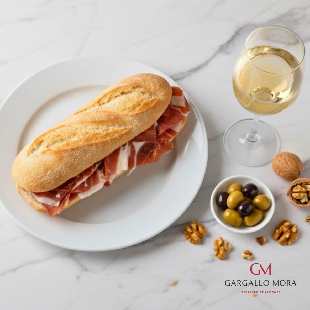 Jamón Reserva sin pata entero 7,5 kg - Elaborado a partir de cerdo Duroc - jamón reserva curado de manera natural durante más de 18 meses. + longaniza de Aragon + jamonero + cuchillo