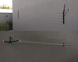 Varal de parede/muro com mão francesa preto com Aço