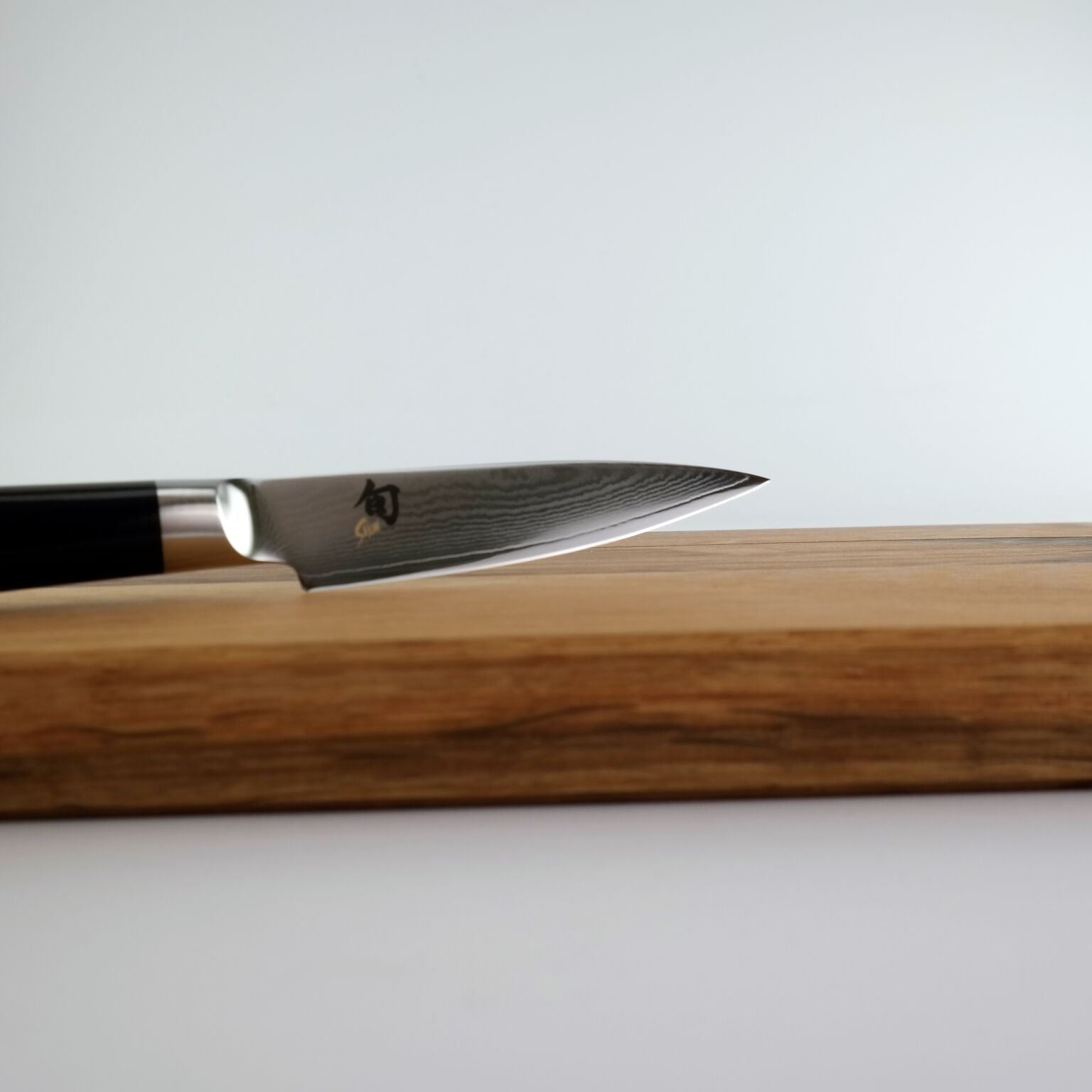 Kai Shun Classic DM-0700 - Set de regalo (cuchillo de oficina muy afilado, hoja de acero de damasco de 9 cm y tabla de cortar grande de roble de 30 x 18 cm)