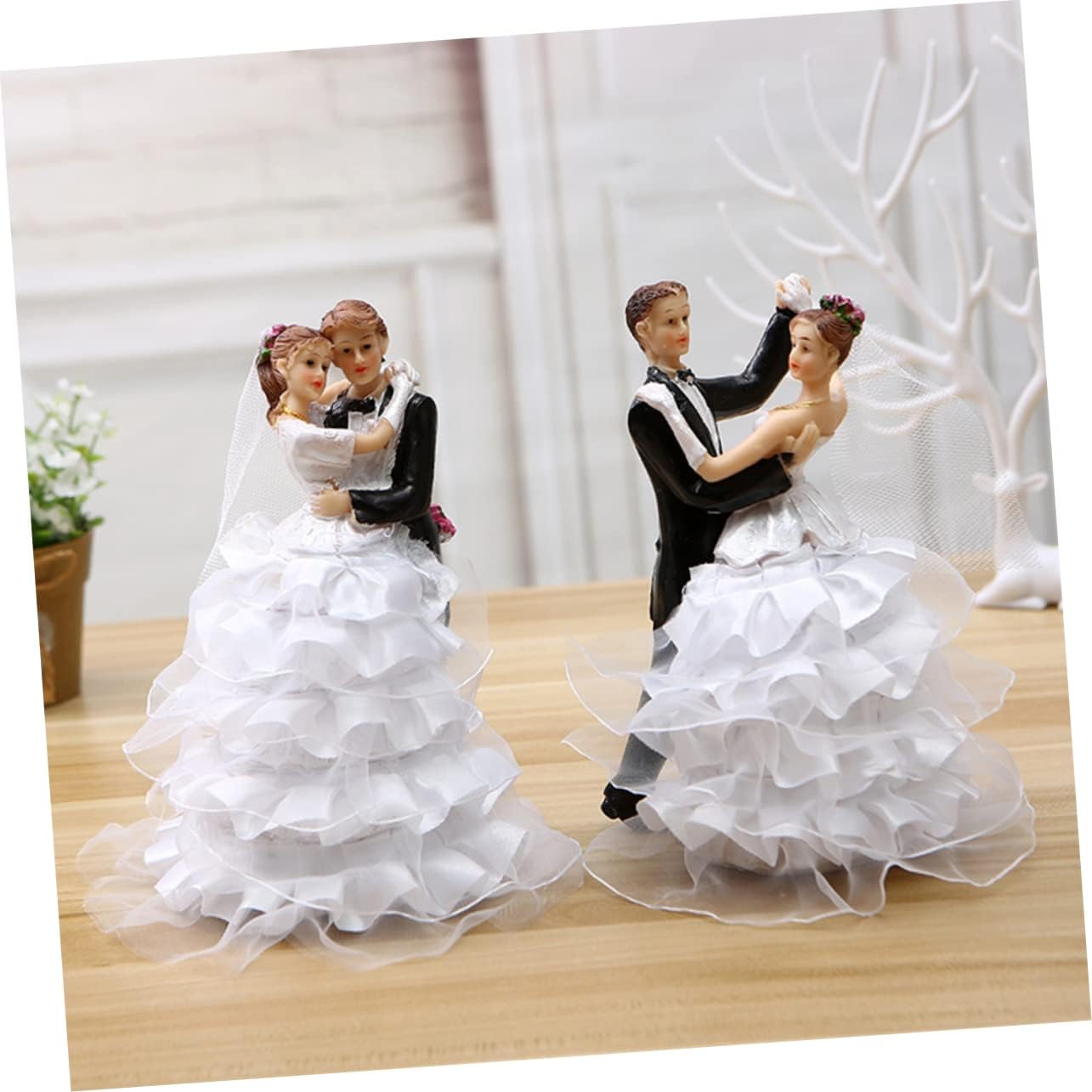 Unique Wedding Cake Decorations Resin Bride and Groom Couples Miniature Landscape Props for Wedding Cake Adornments