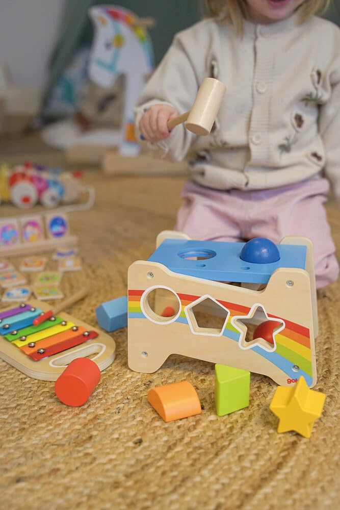 goki 58304 - Panca a martello con xilofono e funzione di smistamento, 12 pezzi, giocattolo motorio in legno con suoneria estraibile – panca 3 in 1, scatola di smistamento, xilofono