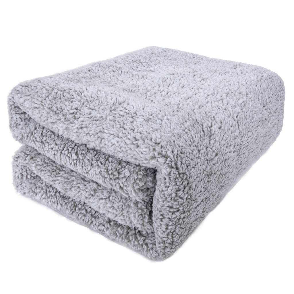 Plaid en peluche gris clair couverture de couchage portable pour le camping