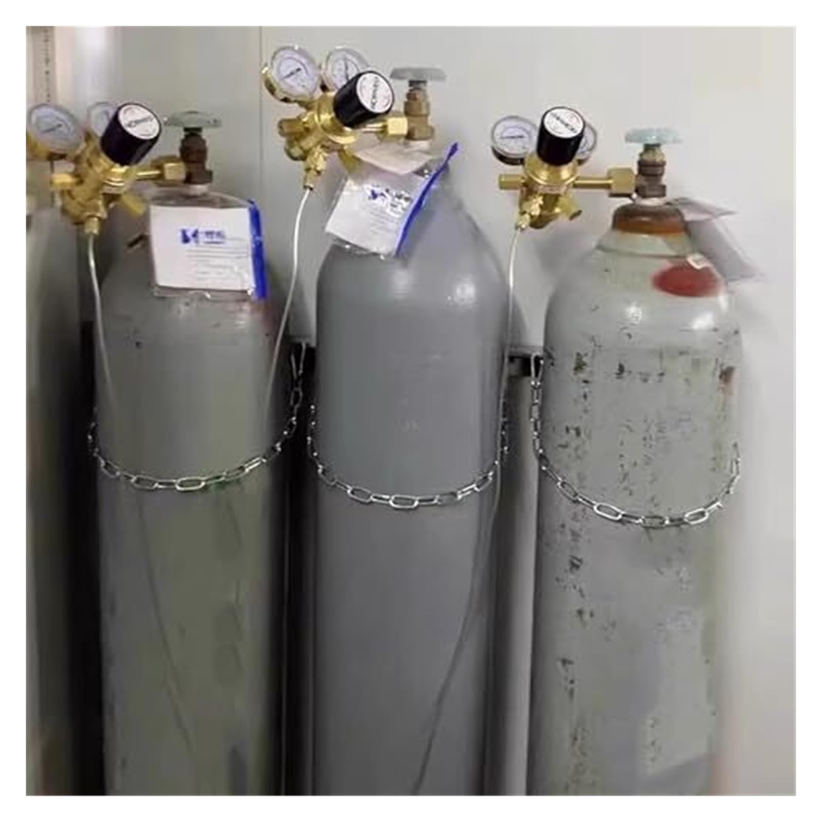 Estante de cilindro de gas de montaje en pared con correa de seguridad ajustable, organizador de almacenamiento de acero soldado resistente para organización de talleres y garajes