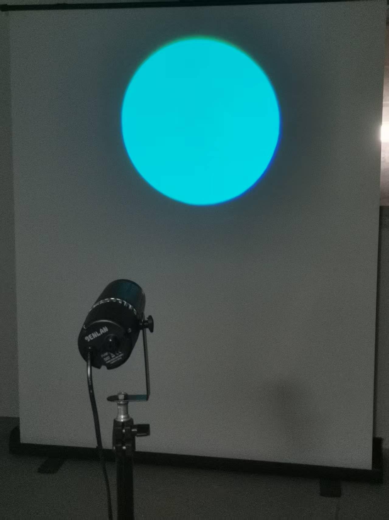 Faretto SENLAN LED 9W RGB 3-in-1 pin spot light con gobo - Per palcoscenico, con telecomando a infrarossi