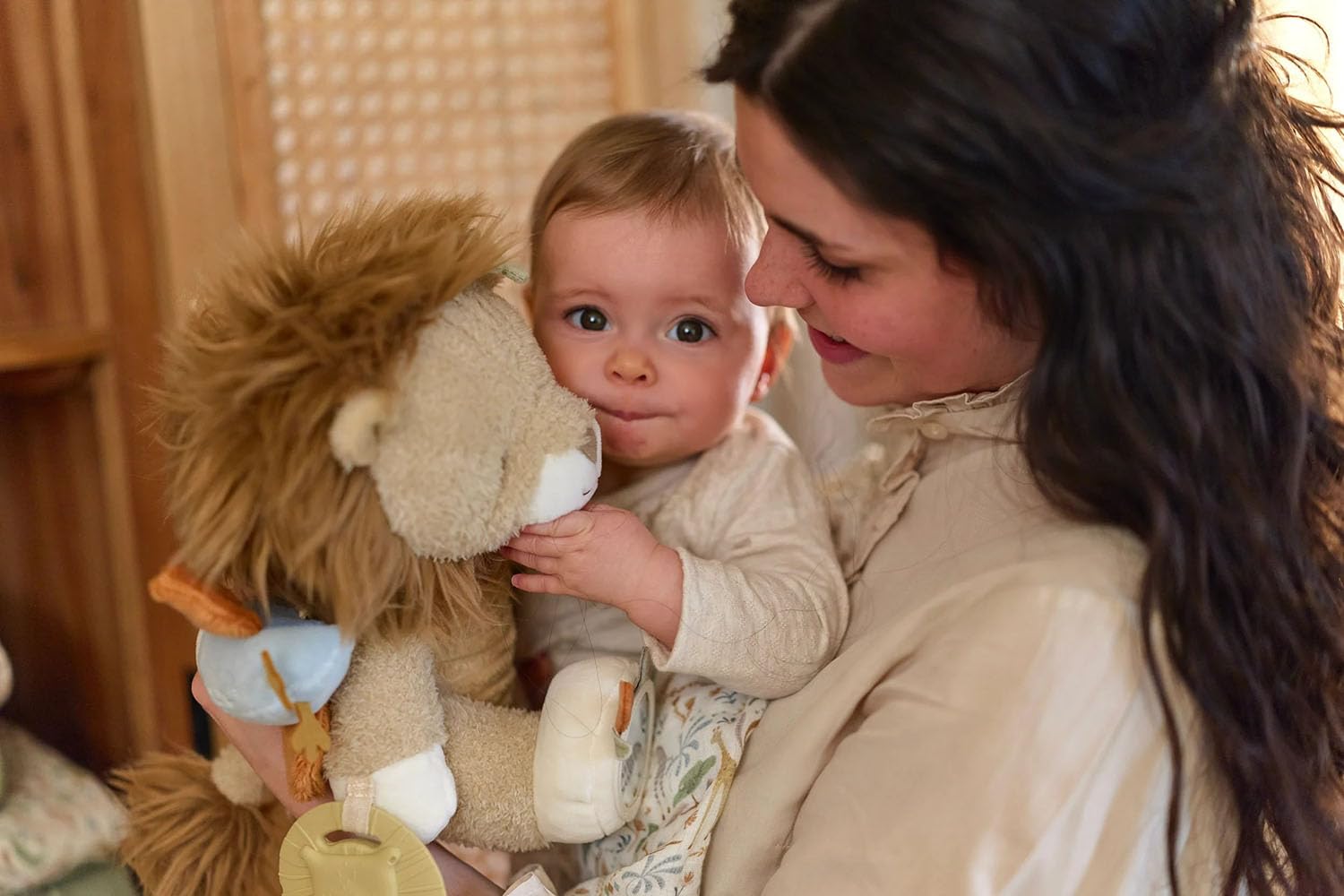Little Dutch Activity - Peluche per abilità motorie, leone, per bambini dalla nascita, unisex, Safari Friends, giallo, 27 cm
