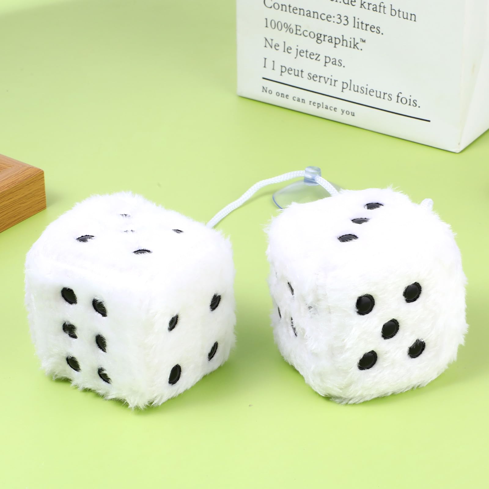 Telooco Dadi soffici bianchi per auto 1 paio di accessori per dadi in peluche per specchietto retrovisore retrò, decorazioni quadrate appese per auto per donne (2,36 pollici)