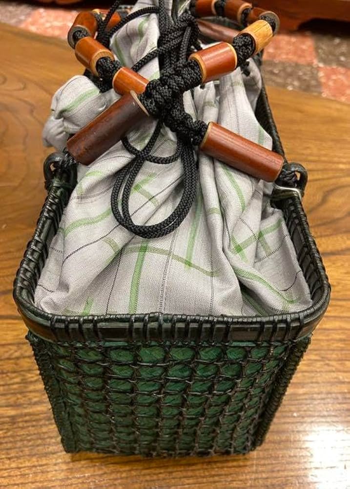 【名品】衿秀の竹籠の芸術品　交色花網代編み 名品】衿秀の竹籠の芸術品交色花網代編み