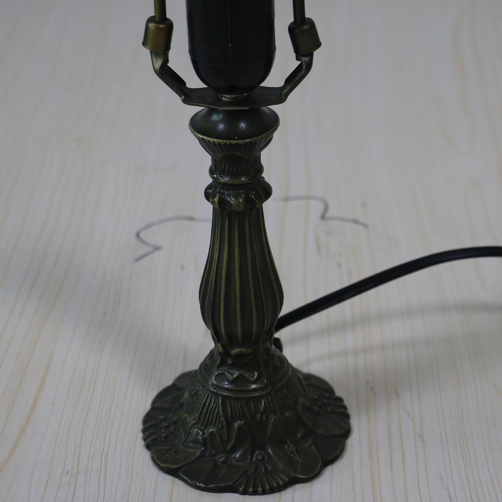 BOTOWI Antiker Bronze-Tischlampensockel mit E26 / E27X1-Lampenfassung für 8-Zoll-Lampenschirm aus Tiffany-Stil Buntglas-Lampenschirm Masthöhe 15-Zoll-Retro-Legierungs-Lampenfassung Ersatz