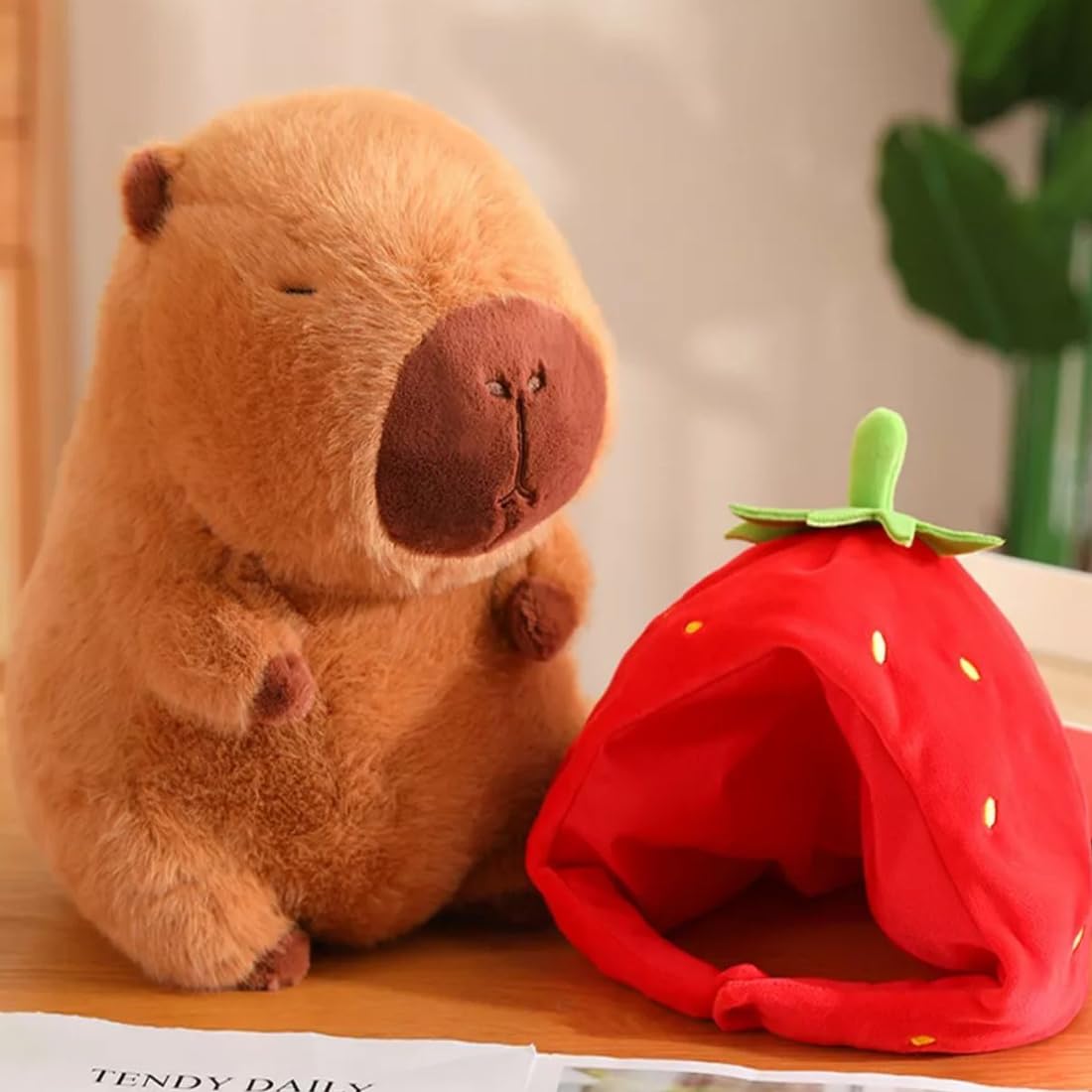 Capybara przytulanka 23 cm, kreskówka Capybara pluszowa zabawka z nakryciem głowy truskawki, urocza świnka wodna, prezent dla dorosłych i dzieci
