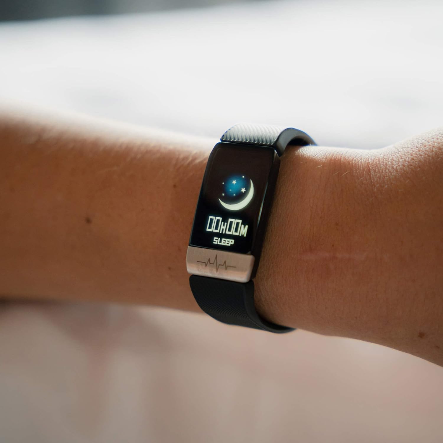 KSIX Thermometer HR Fitness Band on a wrist, displaying sleep tracking data with a moon and stars icon.