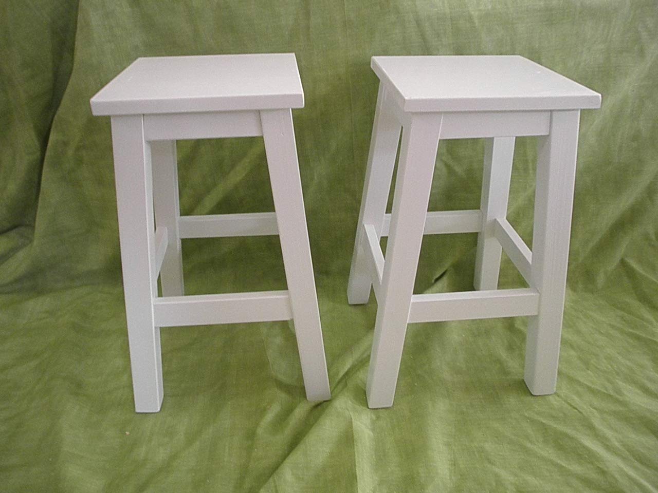 Pareja de taburetes de Madera Maciza. Color Blanco. Alto 50 cm.