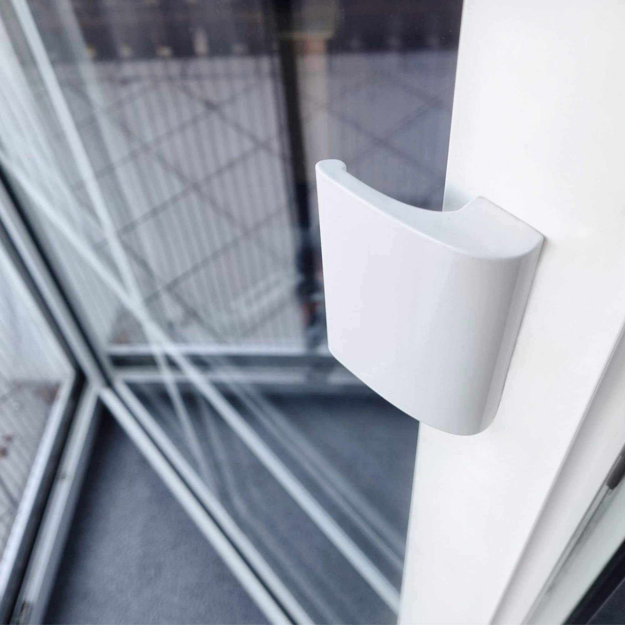Gedotec DE-LUXE klamka do drzwi balkonowych, zewnętrzna, biała okucie drzwiowe, model DE-LUXE | aluminiowy uchwyt balkonowy do drzwi | długość 82 mm | wygięty uchwyt mocujący | 1 sztuka uchwytu na drzwi tarasowe ze śrubami