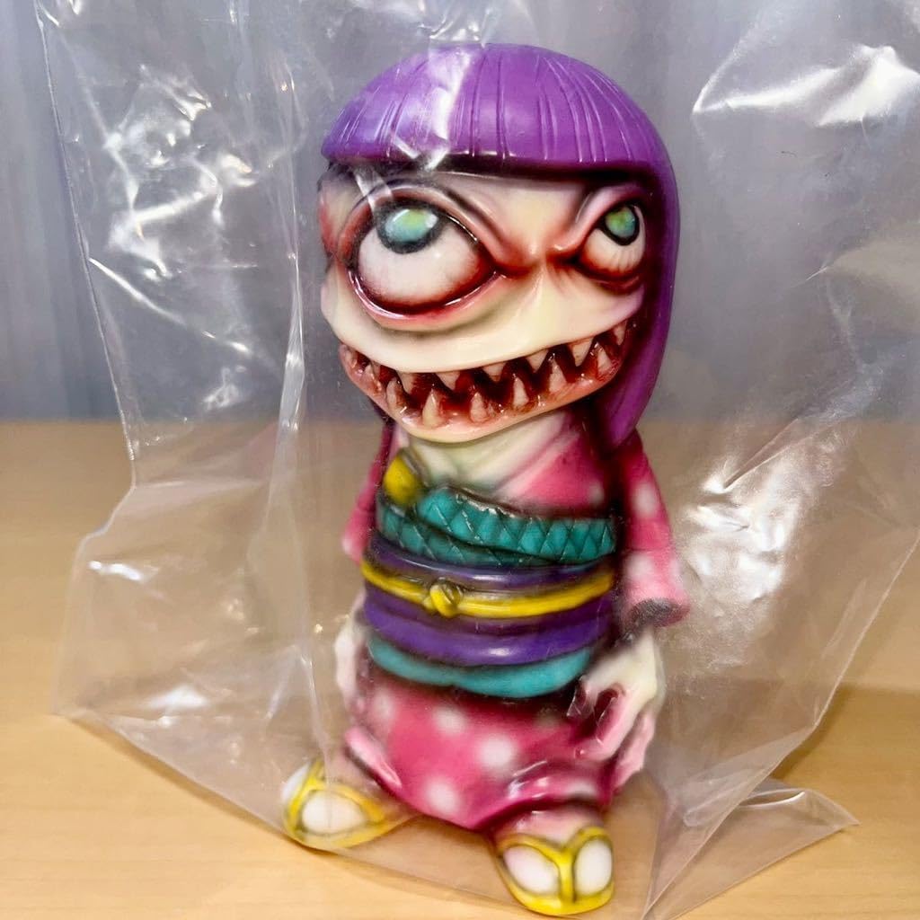 かっこわらい雑貨店　ソフビ　よしこ かっこわらい雑貨店（笑）」発!!ホラー&カオスなアートソフビ「よしこ