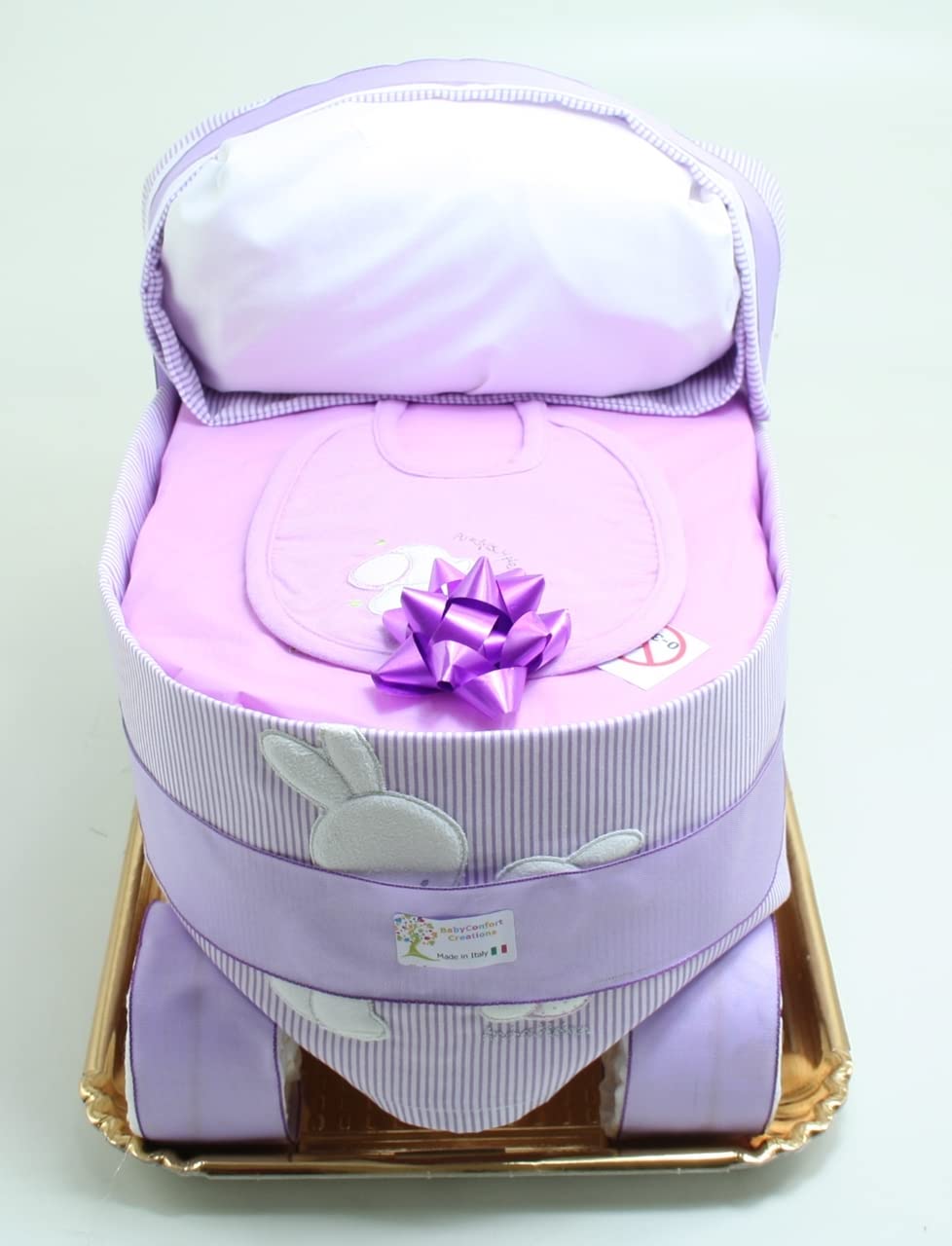 Torta di Pannolini a forma di Carrozzina color lilla con 48 pannolini 3/6 kg, parure lenzuolini da carrozzina, bavaglia e prodotti di cosmesi di qualità. Made in Italy