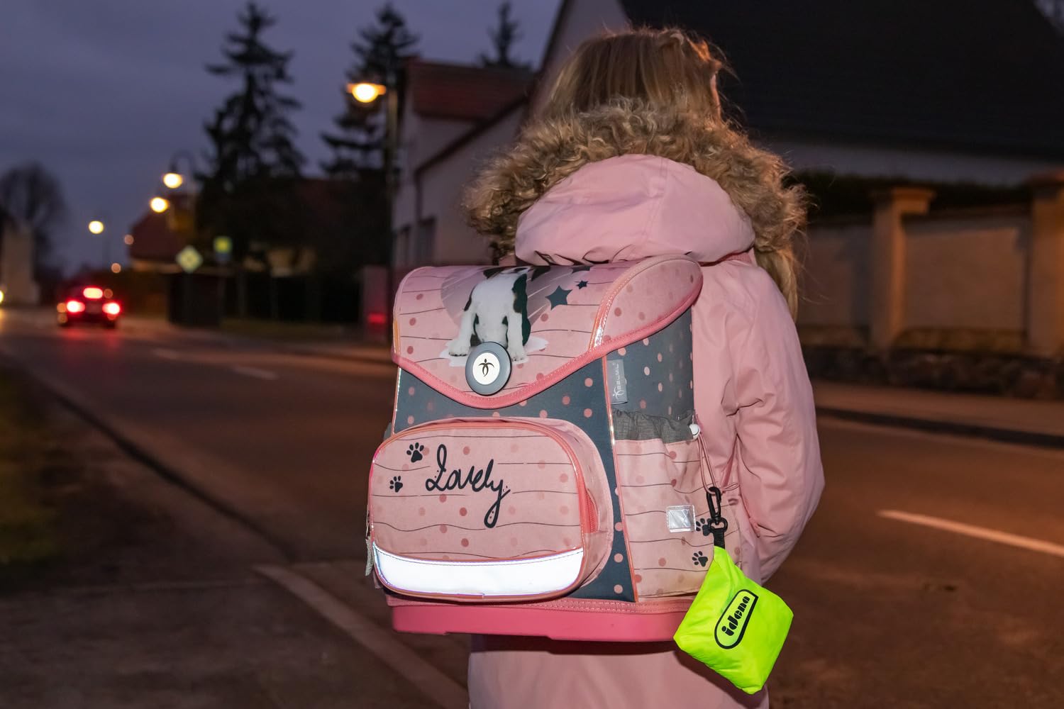 Idena 22077 - Pokrowiec przeciwdeszczowy na plecaki i torby, neonowo żółty z paskami odblaskowymi, rozmiar uniwersalny z gumką, wodoodporny, w komplecie z torbą do przechowywania i karabińczykiem