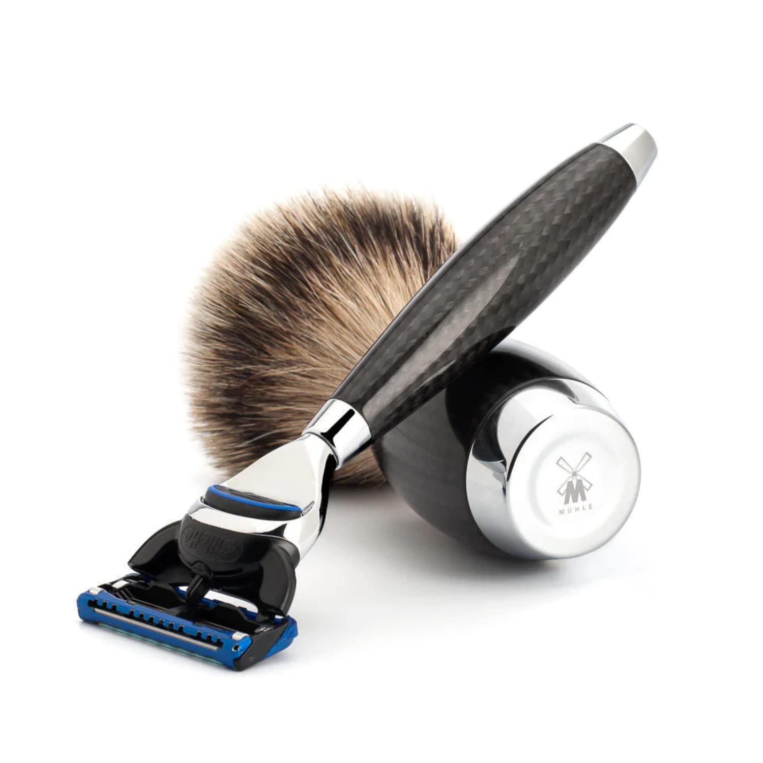 Set Afeitado Brocha de Afeitar Punta Plata & Maquinilla Gillette Fusion Carbono Mühle | MÜHLE – Set da Rasatura Edition No. 1Silberspitz Dachszupf – Gillette® Fusion™ – CarbonIl set da rasatura Edition No. 1 di M