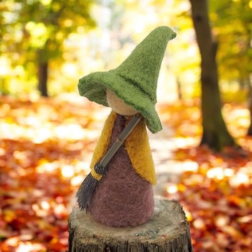 House of Isla, 1 muñeca de fieltro de sombrero verde, juego de mundo pequeño y decoraciones.