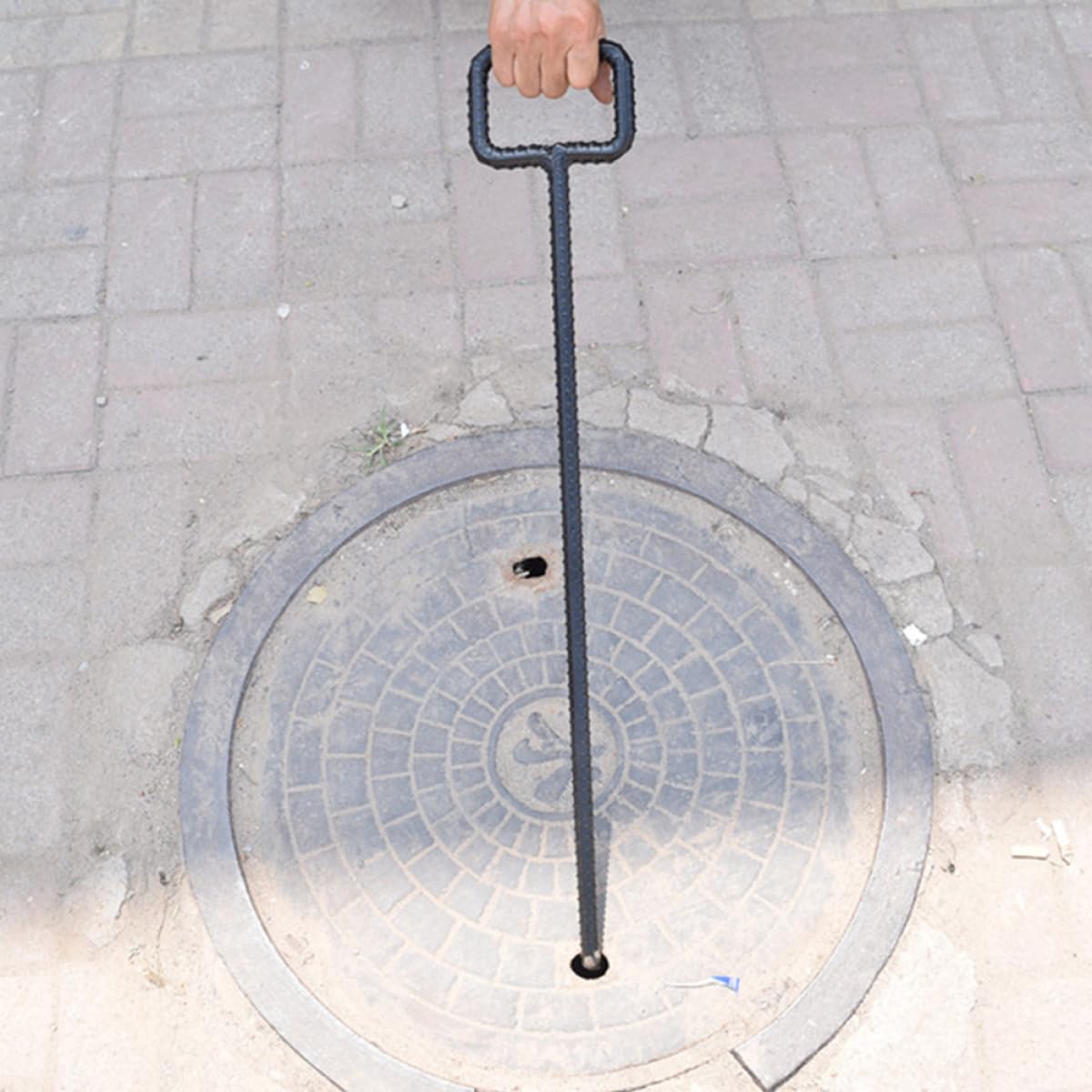 Gancio di sollevamento in acciaio da 42 cm, manico rettangolare cavo da 16 mm, strumento resistente per sollevamento di chiusini, uso esterno sicuro, attrezzatura per manutenzione urbana