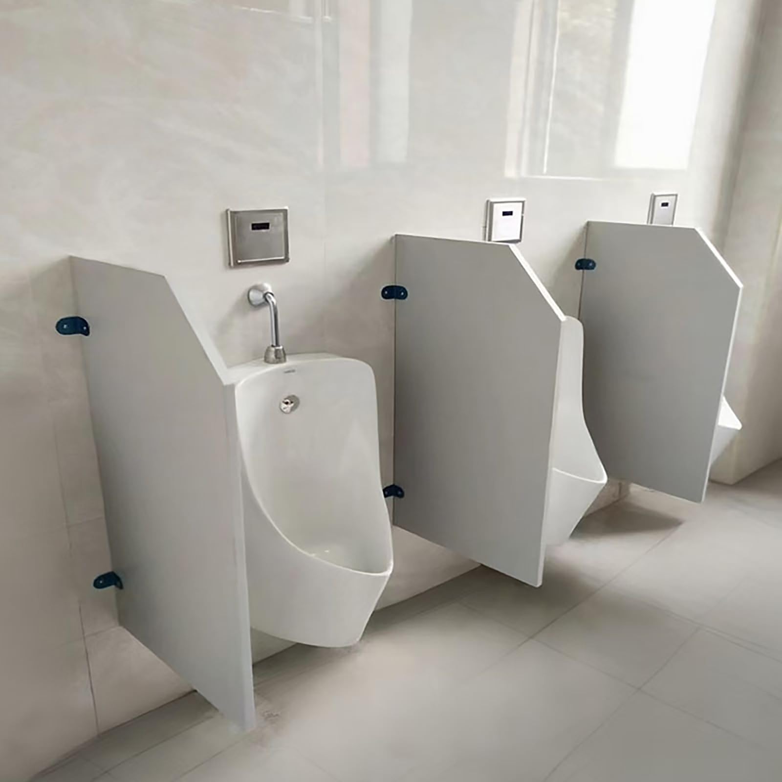 Cloison de toilettes publiques homme contre le manque d'intimité des urinoirs