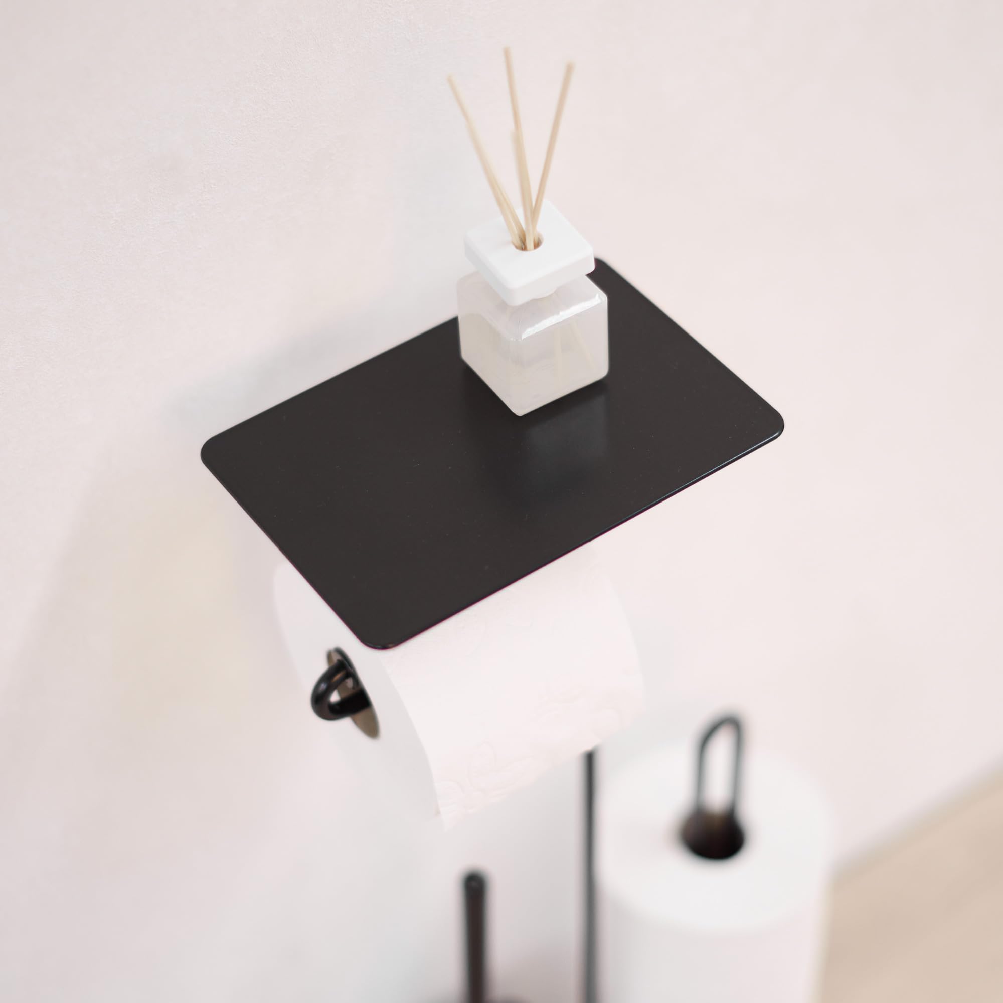 YBBS 4-in-1 WC-Set – Freistehender Toilettenpapierhalter mit integrierter Bürste und Reserverollenhalter, modernes Design, 100% Made in Austria (Graphitschwarz)
