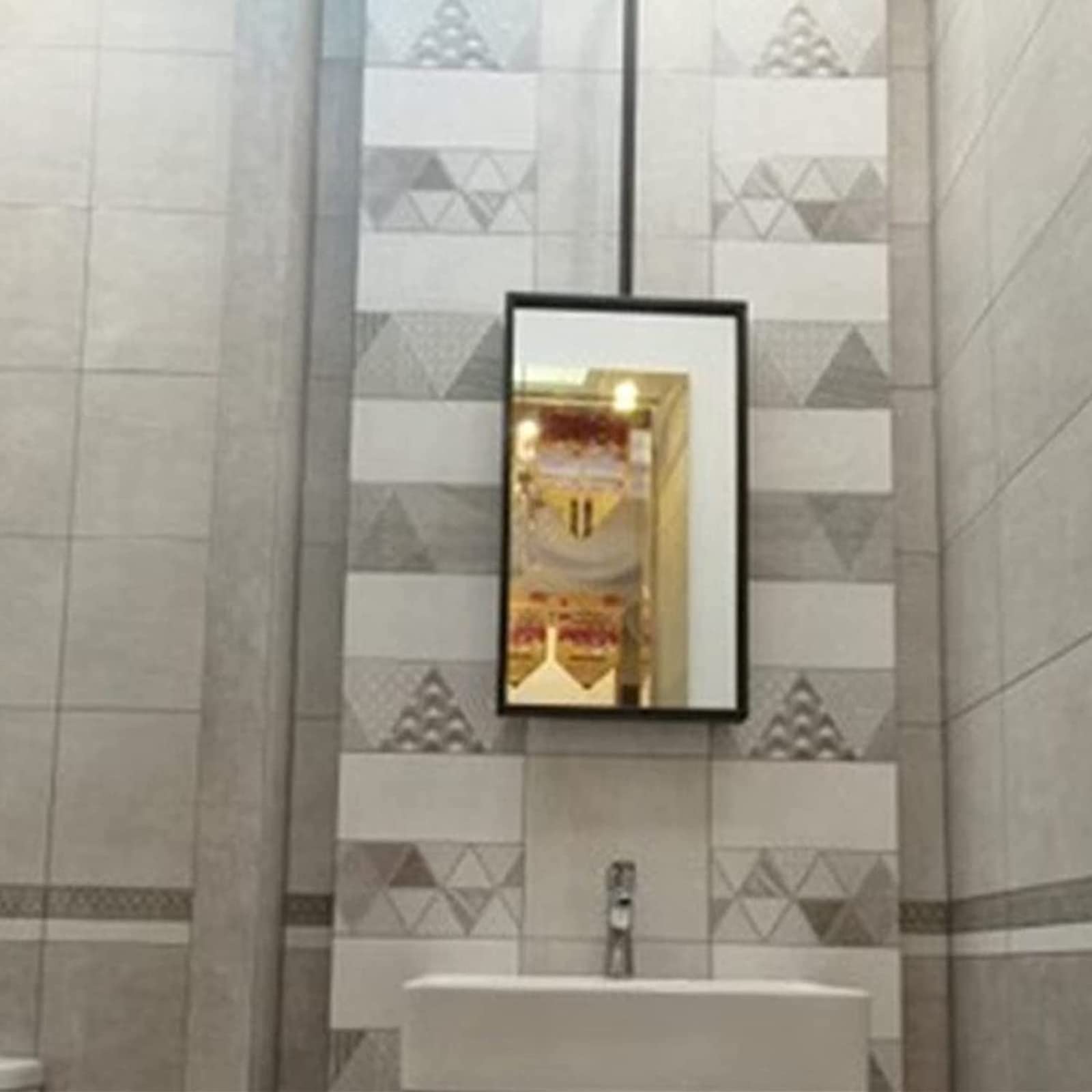 Miroir suspendu pour salon et entrée moderne créant un puits de lumière