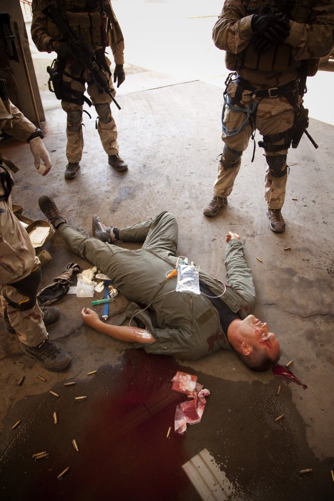 PosterazziPosterazzi PSTTWE300026MLARGE U.S. Air Force CSAR parajumpers Giving First aid Poster Print, 23 x 34