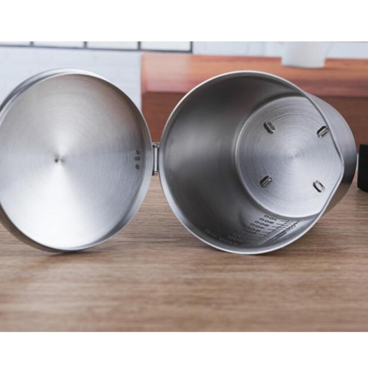 Misurino in Acciaio Inox con Coperchio Contenitore Latte e Caffè con Scala Graduata Antiruggine e Impiego Professionale per Latte Tè e Cappuccino