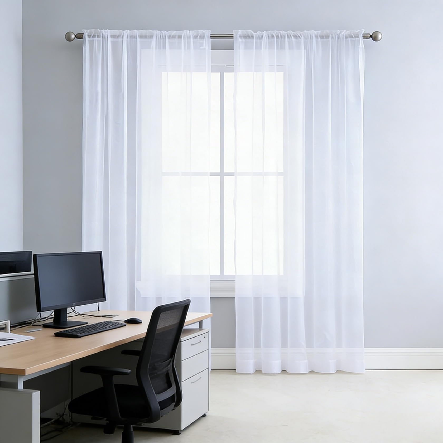 Cortinas y visillos monocolor fáciles de limpiar para un dormitorio luminoso y privado
