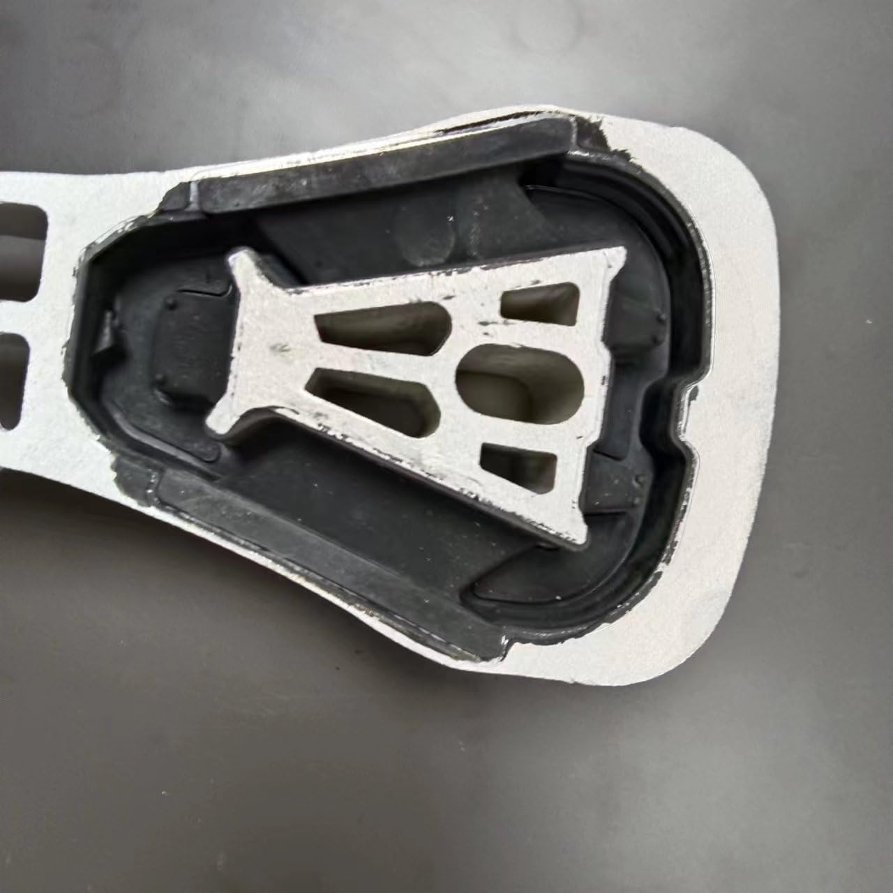 Engine MOUNTING Bracket (Right) 31430195 31430195