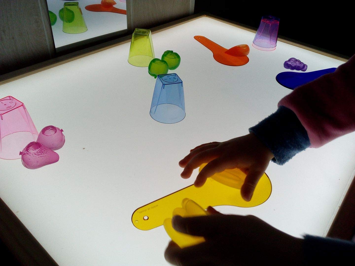 Tavolo Luminoso Montessori con Manuale di Attività | Personalizzabile e Certificato CE (AIJU + Univ. Murcia) | Scatola Sensoriale per Bambini | Apprendimento Creativo a Casa o Scuola