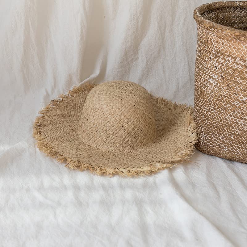 Chapeau de paille de raphia protégeant du soleil d'été avec large bord