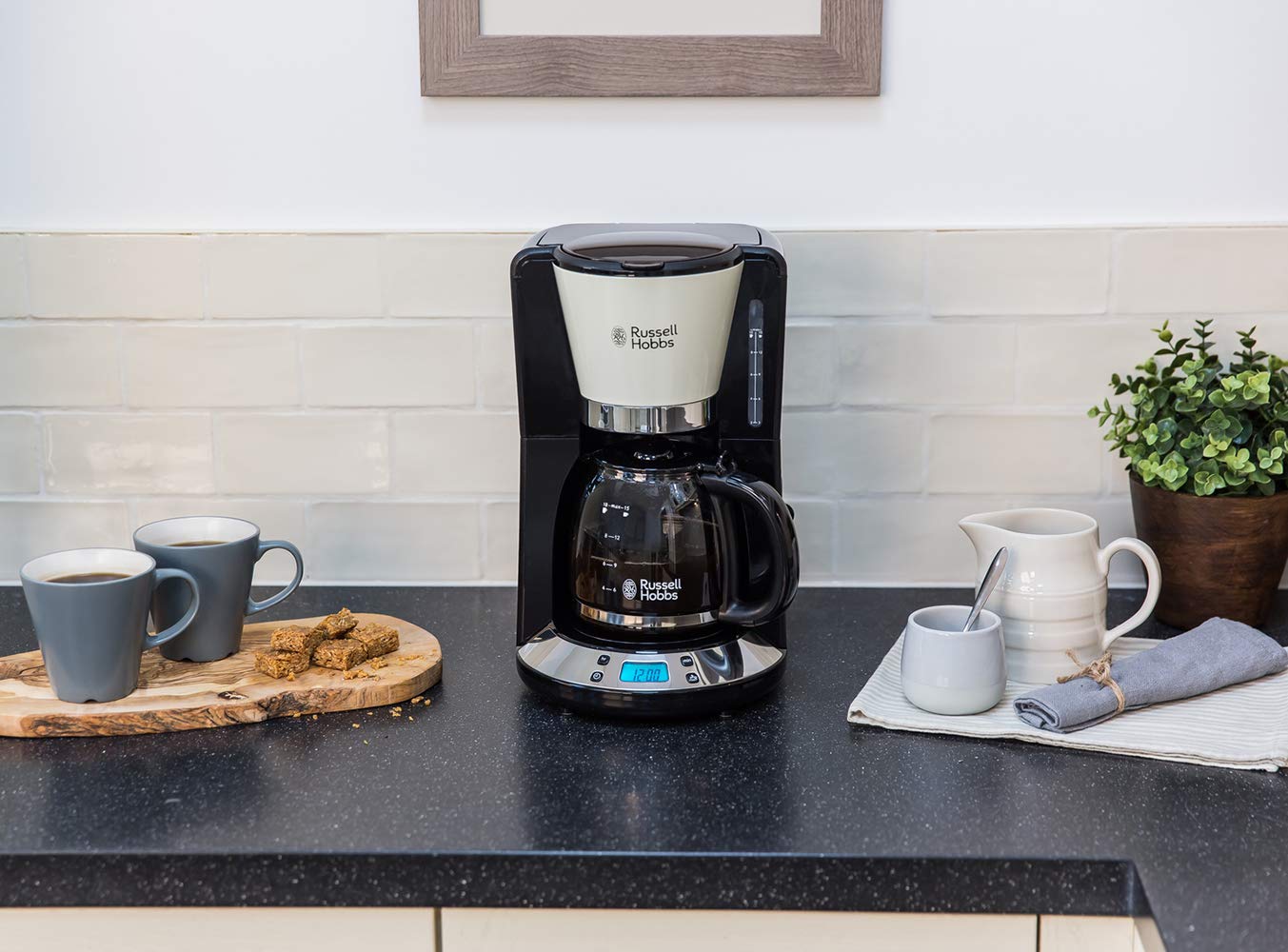 Russell Hobbs ekspres do kawy, sprawniejsze parzenie kawy, funkcja przerwania parzenia, funkcja podtrzymywania temperatury, zintegrowana łyżka miarowa, moc 1100W, kremowy, Colours+ 24033-56