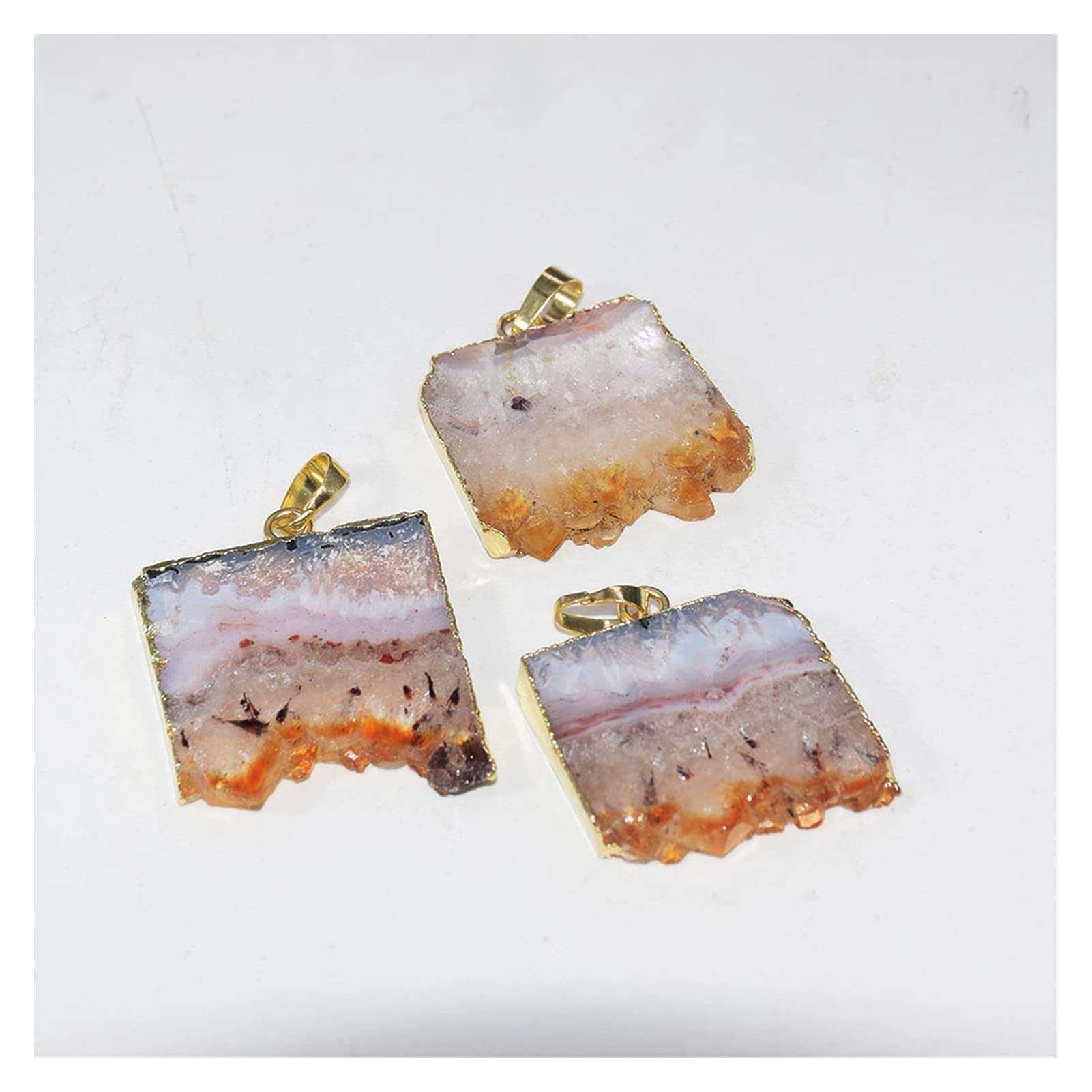 Pendentif citrine naturelle brute en cristal rectangle jaune pour femme avec bord doré.