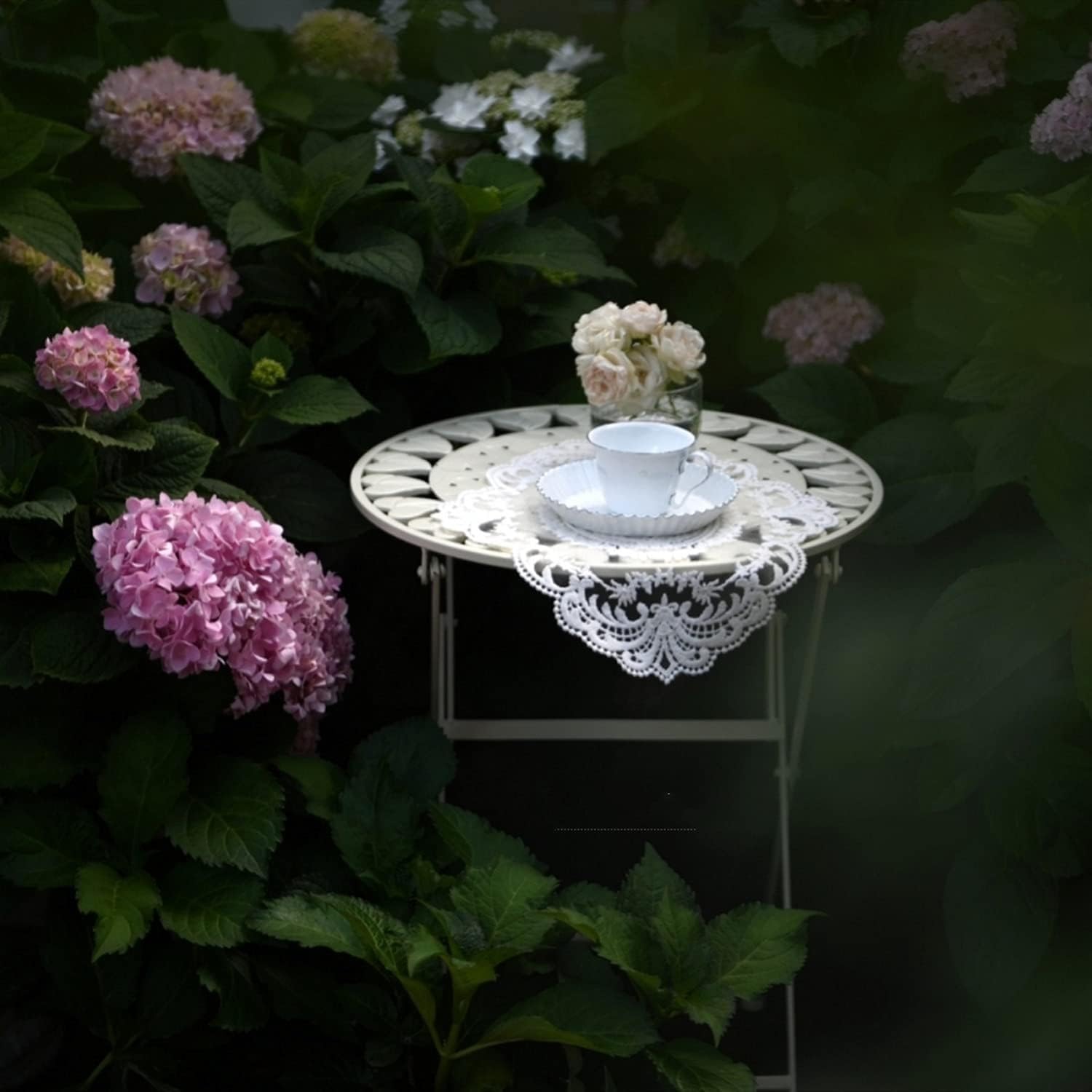 Tavolino rotondo pieghevole in metallo da patio, piccolo tavolino d'accento per giardino, balcone, soggiorno, bistrò, prato, versatile per interni ed esterni, elegante design bianco