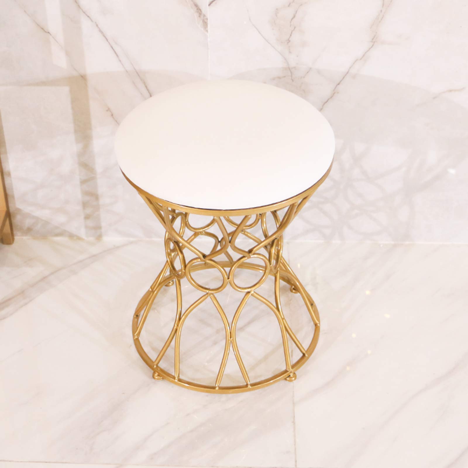 Ottoman rond en cuir blanc gain de place pour soulager les jambes lourdes au salon