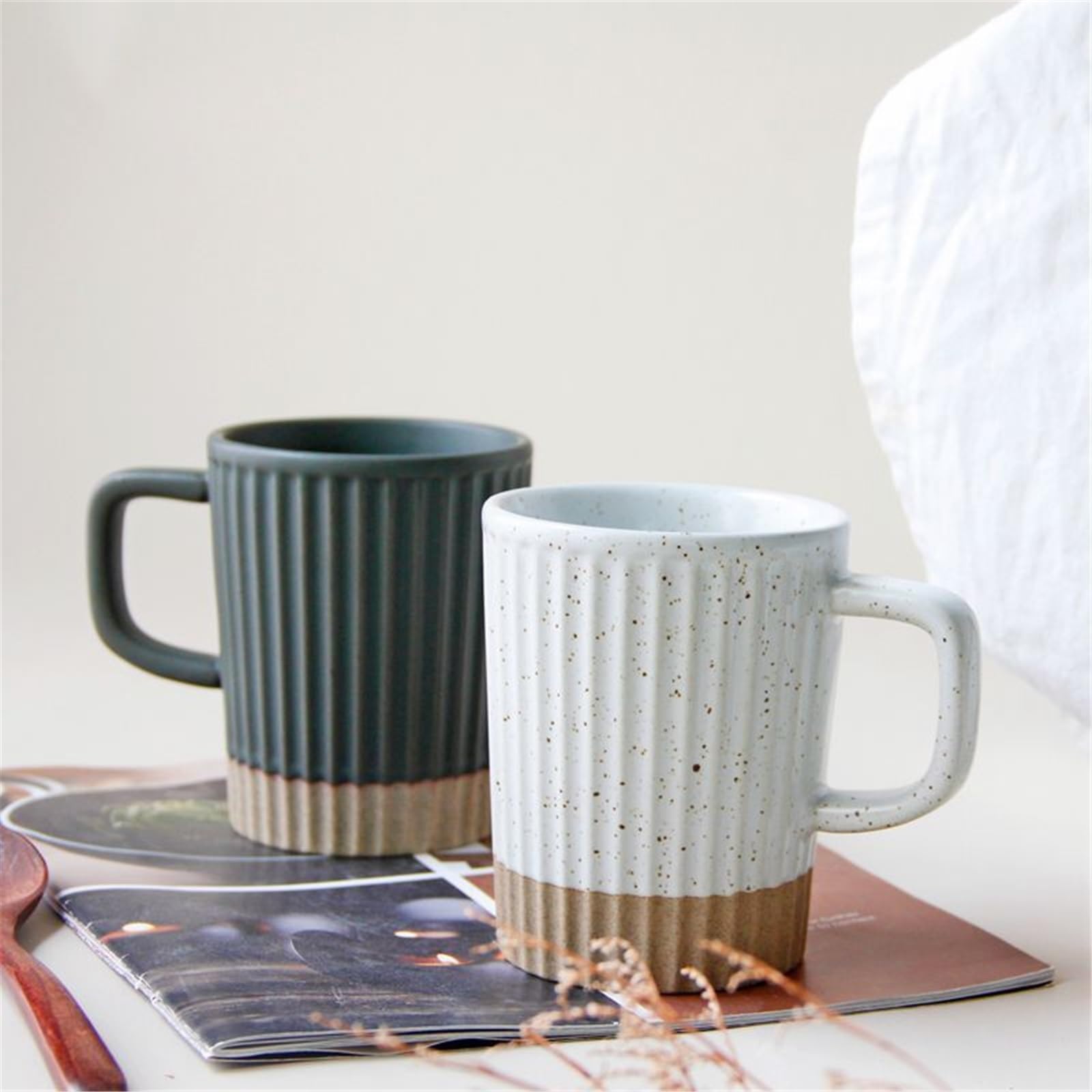 Kaffeetasse Becher Tasse mit vertikalem Muster und Deckel aus Keramik, einfache Kaffeetasse mit Sesamglasur(Weiß)