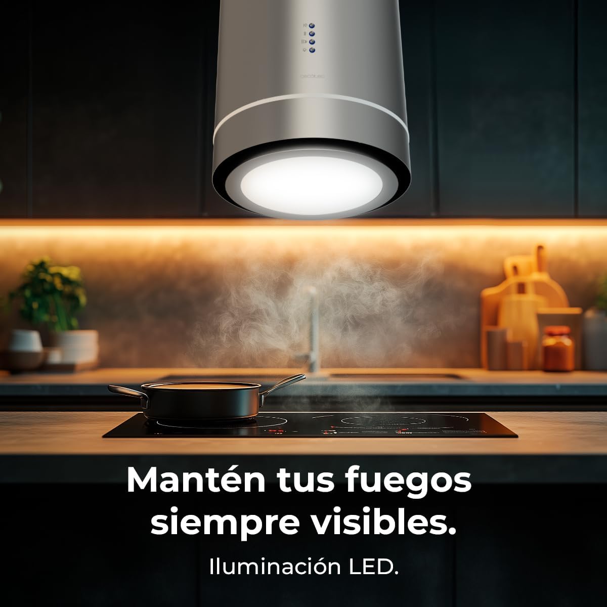 Sungkup Cecotec Bolero Flux Ire 388000 nyaangan rohangan masak ku lampu LED-na, némbongkeun panci dina kompor.