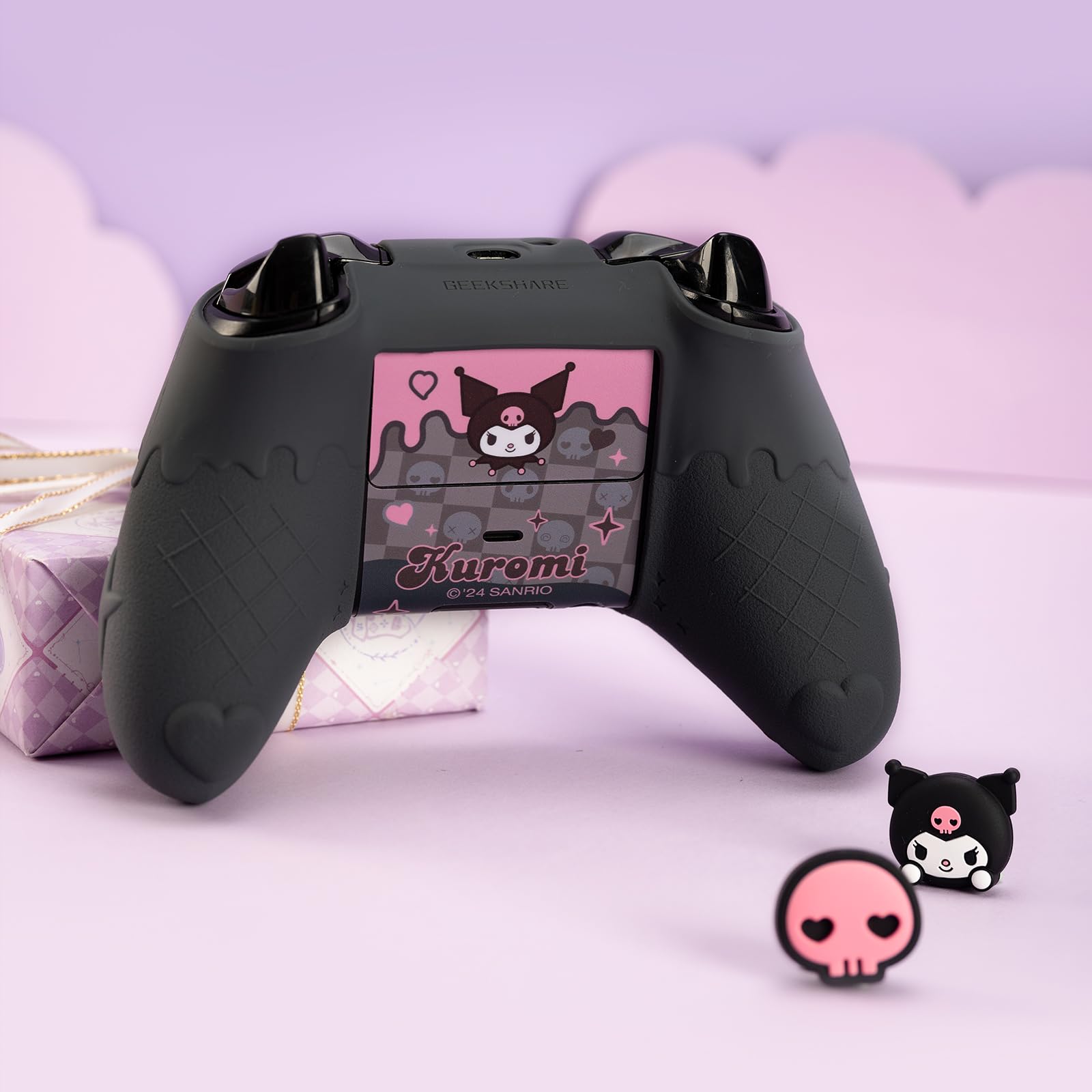 Kuitmor Cover per controller Xbox Series X/S, in morbido silicone antiscivolo, custodia protettiva compatibile con controller Xbox, con 2 tappi per impugnatura per pollice e 1 adesivo (nero Kuromi)