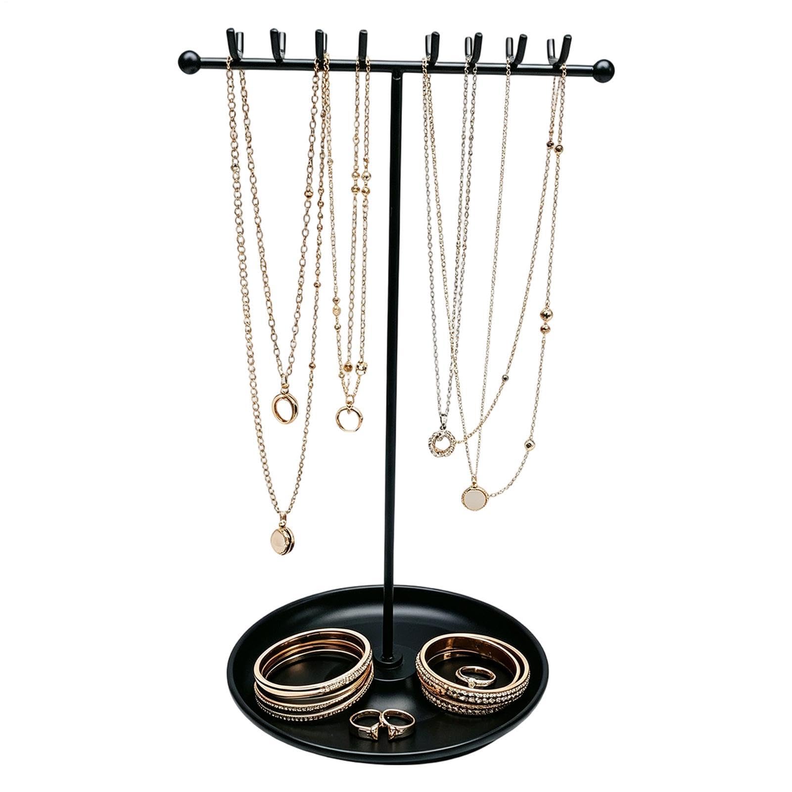 Exhibición de joyas en metal moderno para decorar el tocador del dormitorio principal