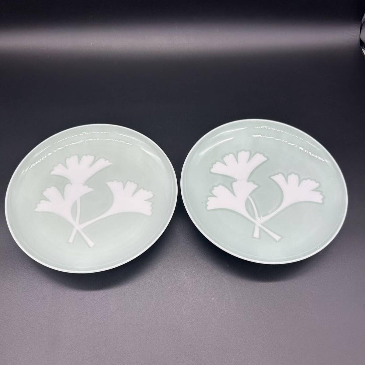 Amazon.co.jp: 人間国宝 井上萬二 青白磁 公孫樹文 皿 小皿 ケーキ皿