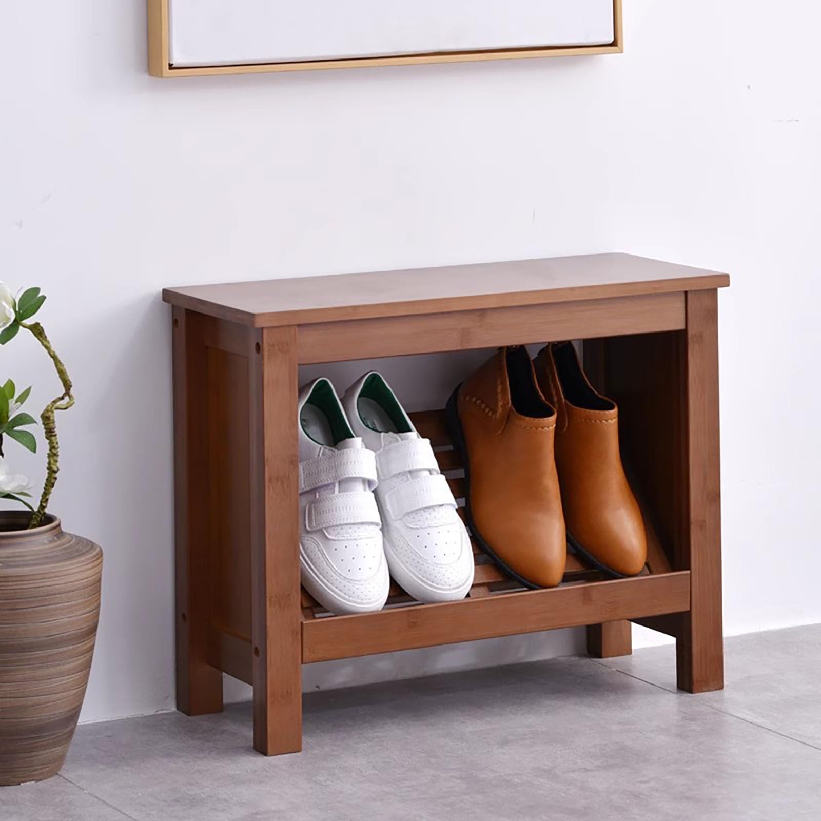 Banc à chaussures en bois résolvant le manque de place dans une petite entrée
