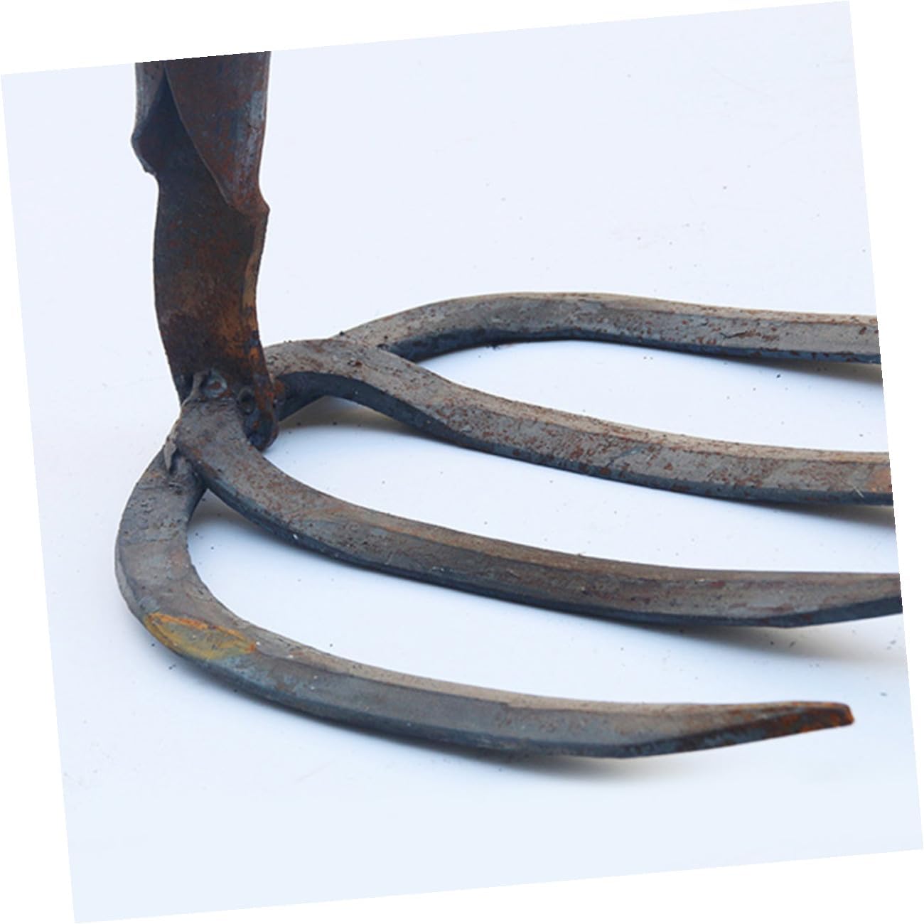 BESPORTBLE Hand-Hammered 4 Teeth Steel Garden Rake Head for Farming and Gardening, Large Metal Rake Tool for Soil Loosening and Weeding in Lawn and Farm Use
