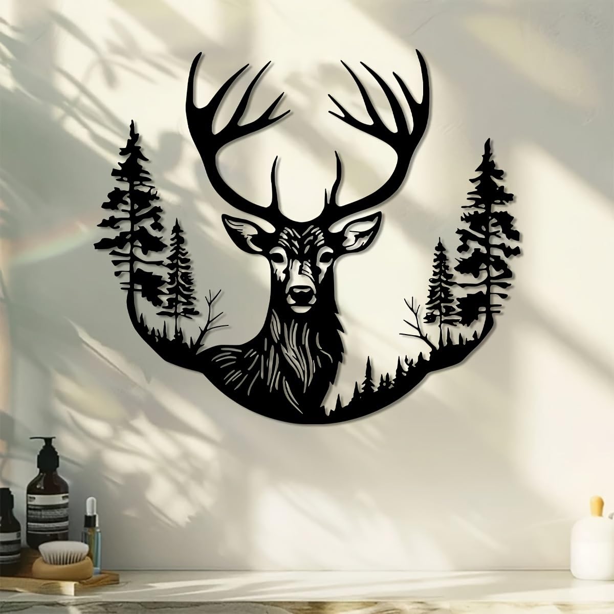 Decoración de pared abstracta contemporánea de metal con ciervo y árbol - 40 x 35,5 cm. Escena rústica de bosque de hierro con majestuoso ciervo. Para interiores y exteriores, ideal para el hogar