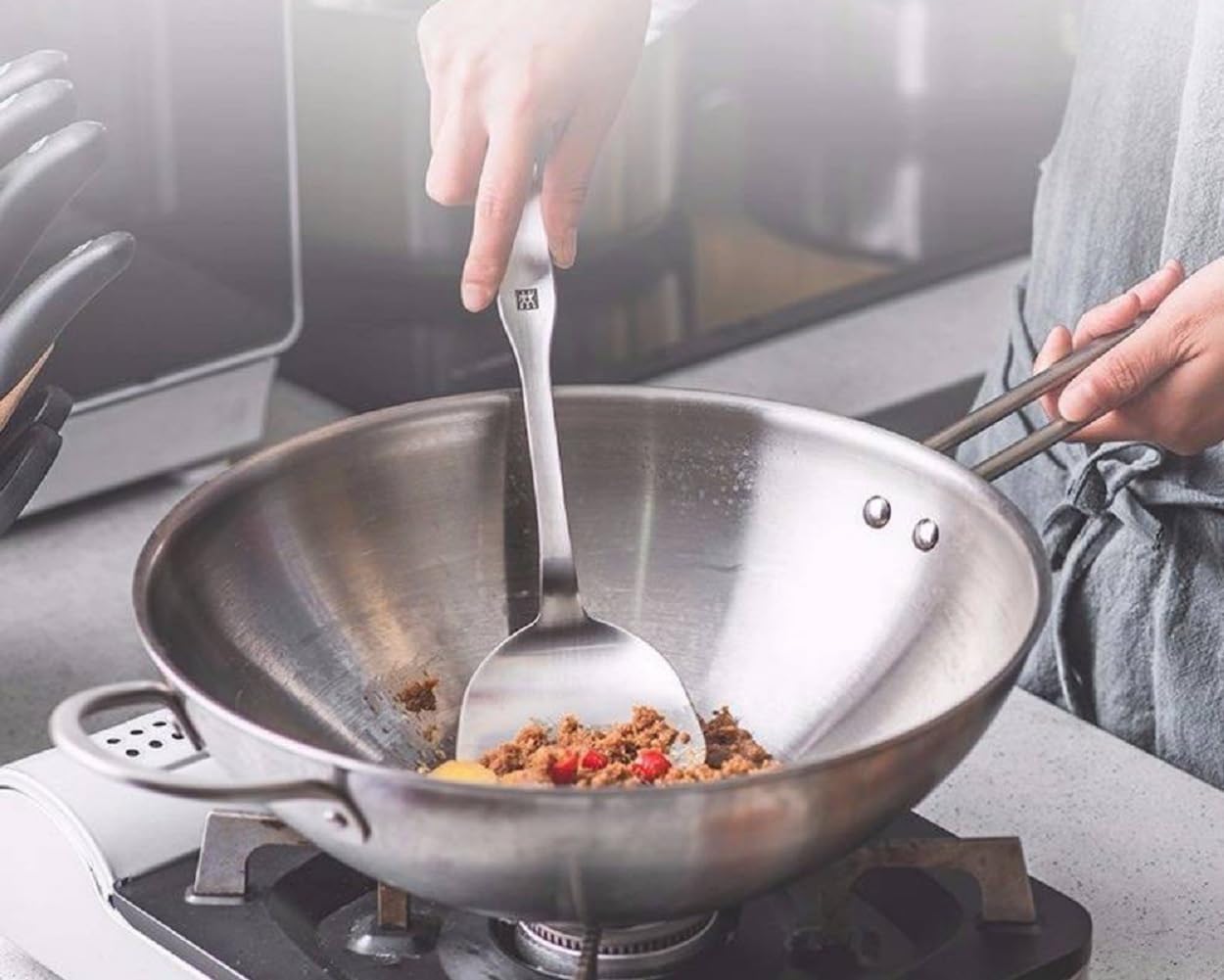Zwilling TwinNova 3 Wok pfanne Induktion 30 cm mit Glasdeckel, 2 tlg, Asiatische Wokpfanne Unbeschichtet, Spülmaschinenfest, rutschfester Griff, Pfanne FÜR ALLE HERDARTEN, Silber
