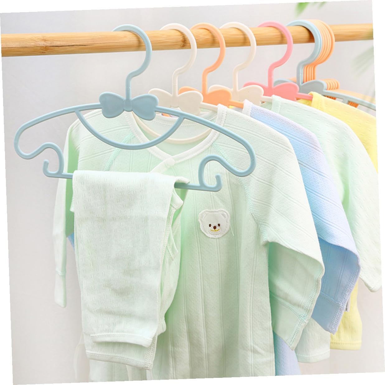 PRETYZOOM 100 Pcs Plastic Clothes Hangers Plastic Hangers for Clothes with Bowknot Design Suitable for Boys and Random Color